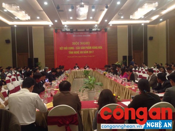 Các đồng chí Lê Xuân Đại - PCT UBND tỉnh và Hoàng Văn Tám- GĐ Sở Công Thương chủ trì hội nghị