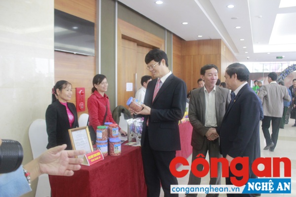 Đ/C Lê Xuân Đại tham quan gian hàng trưng bày các sản phẩm hàng hóa