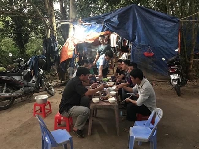 Bữa cơm lót dạ chuẩn bị cho chuyến tuần đêm trước lều trại trú quân.