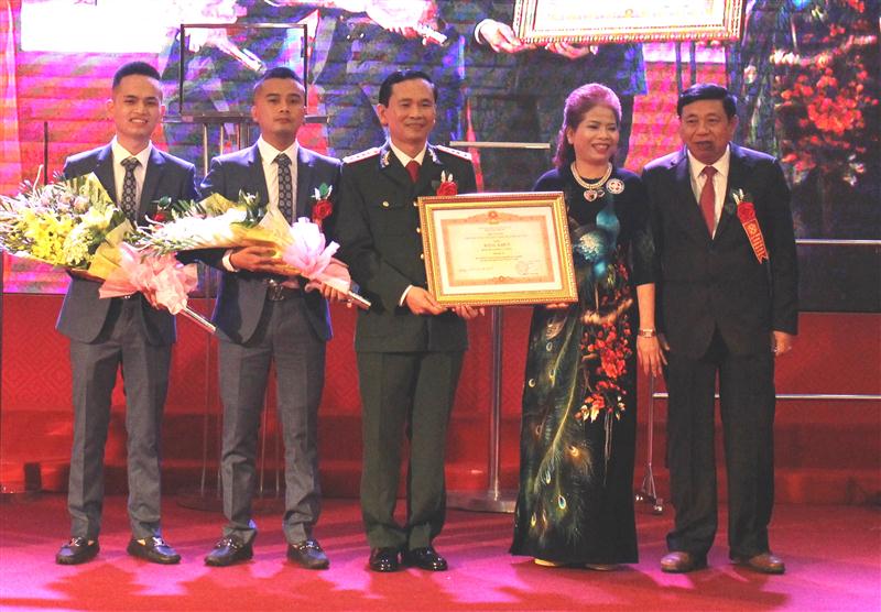 Thừa ủy quyền của Thủ tướng Chính phủ, Ông Nguyễn Xuân Đường, Chủ tịch UBND tỉnh Nghệ An trao Bằng khen của Thủ tướng Chính phủ cho Bệnh viện đa khoa Cửa Đông