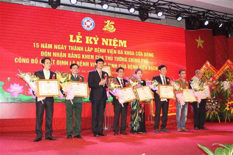 Trao bằng khen cho các cá nhân có thành tích xuất sắc trong thời gian qua