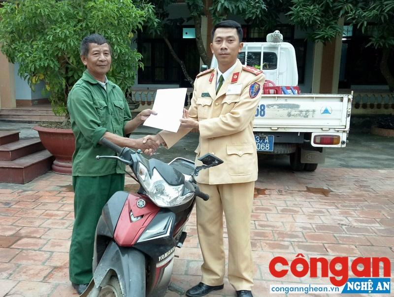 Trao trả xe máy cho người dân sau 5 năm bị mất trộm