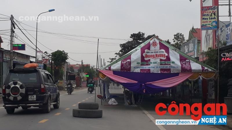 Bất chấp nguy hiểm, dựng rạp cưới giữa đường