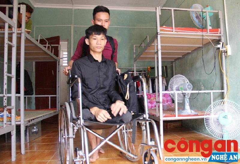 Nghị lực vượt khó của chàng sinh viên khuyết tật