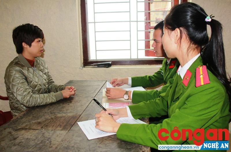 Đối tượng Võ Thị Hằng tại cơ quan Công an