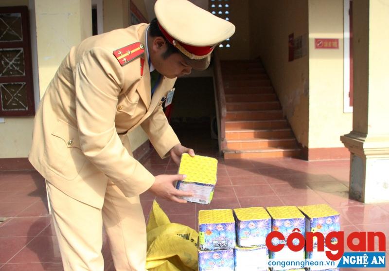 Vận chuyển 26 kg pháo hoa trái phép