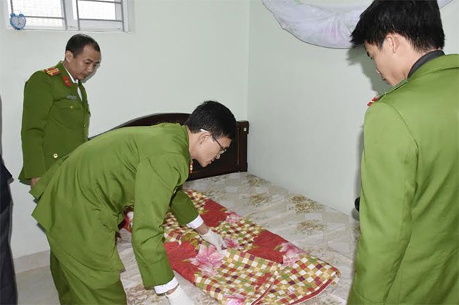 Lực lượng Công an khám nghiệm hiện trường vụ án.