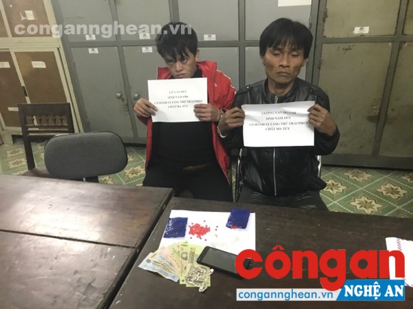 2 con nghiện bị bắt khi 'cõng hàng' qua biên giới