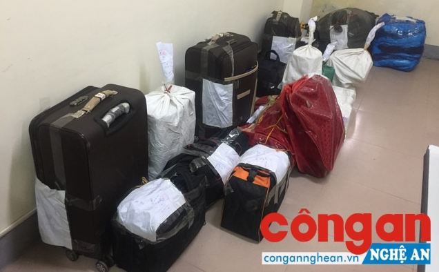 Hơn 170 kg pháo được đựng trong các vali, túi xách