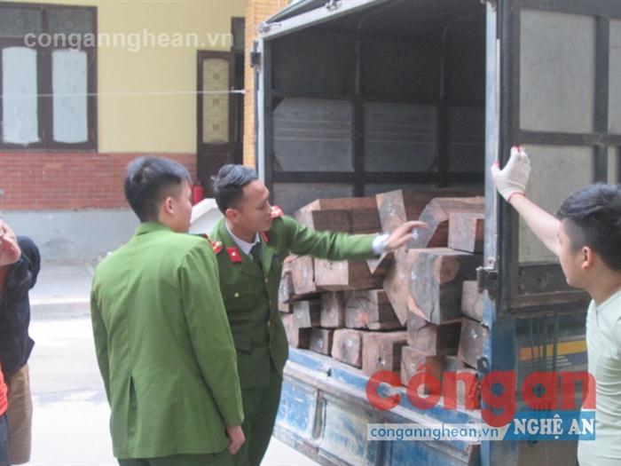 Công an TP Vinh: Bắt xe khách Lào chở gỗ quý hiếm