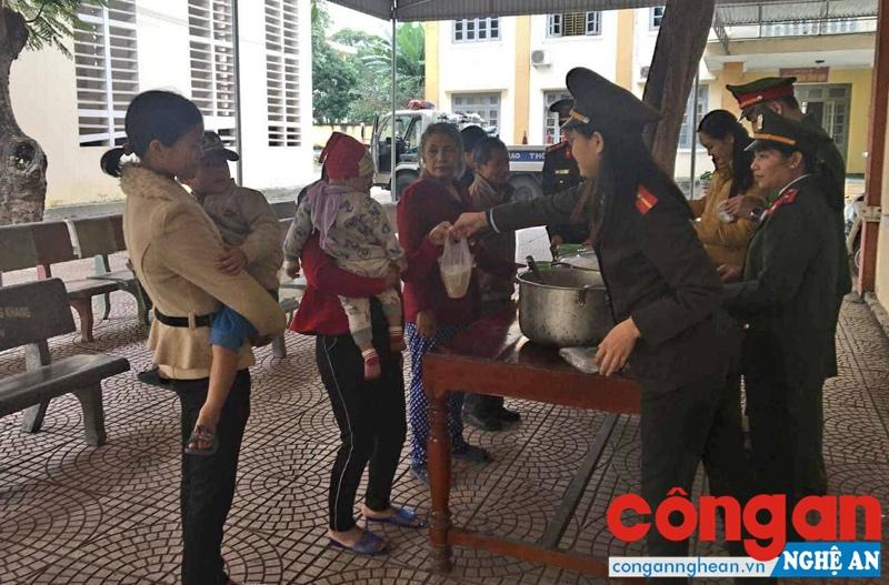 Phát hơn 200 suất cháo cho bệnh nhân nghèo