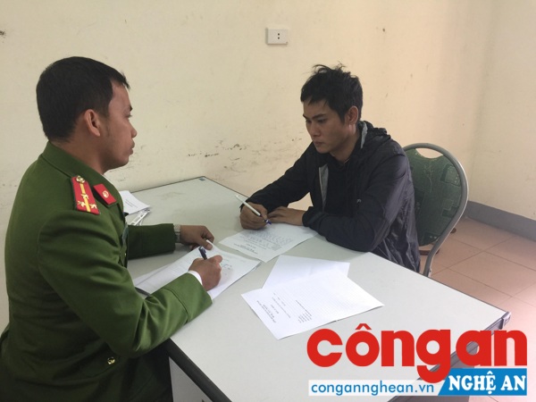 Cán bộ điều tra làm việc với đố tượng