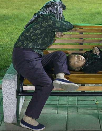Tranh thủ nghỉ ngơi trên ghế trong công viên.