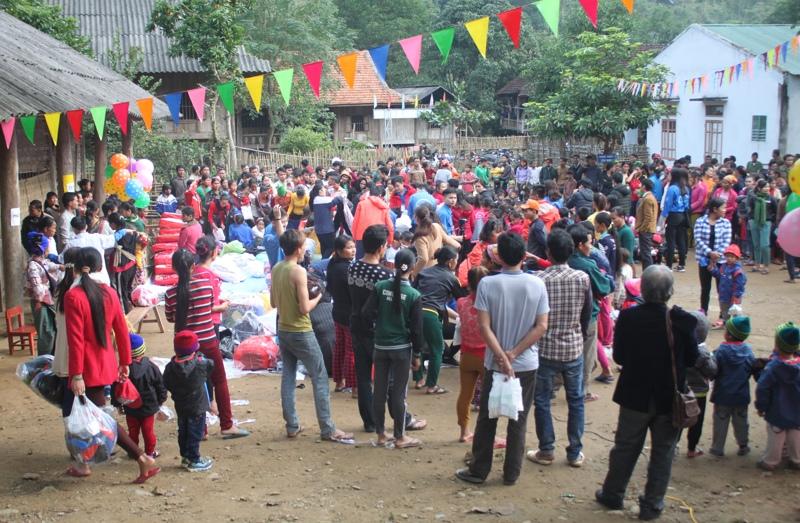 Toàn cảnh buổi trao quà.