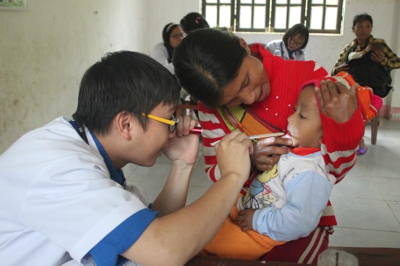 Khám bệnh cho người già và trẻ em