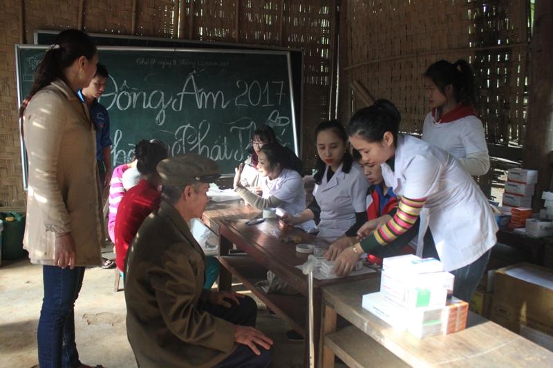 Cấp phát thuốc cho gia đình chính sách