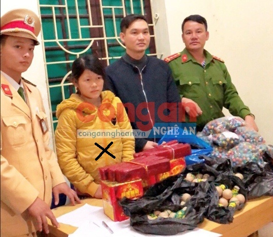 Vừa sinh con, đã mua bán pháo trái phép