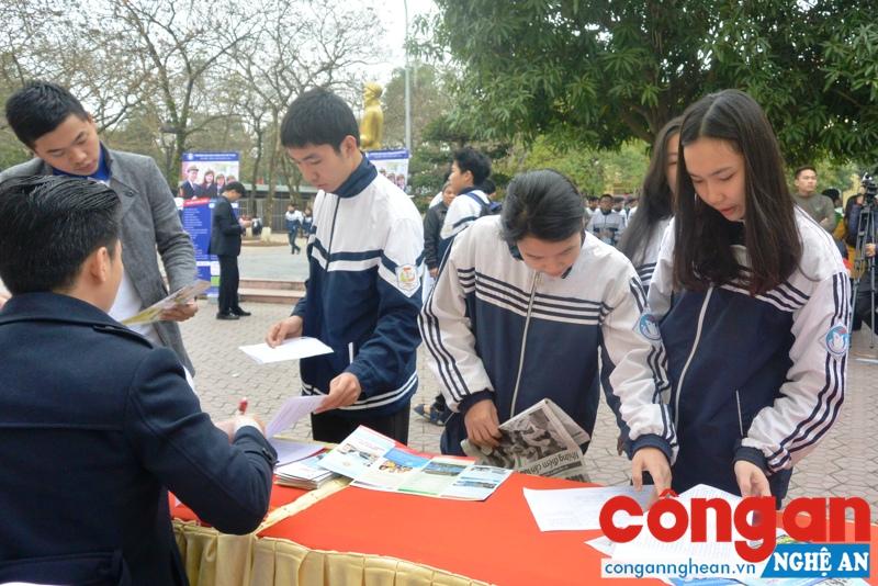 Siết chặt quản lý các trung tâm tư vấn du học