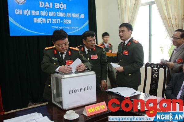 Bỏ phiếu bầu ra ban thư ký khóa mới