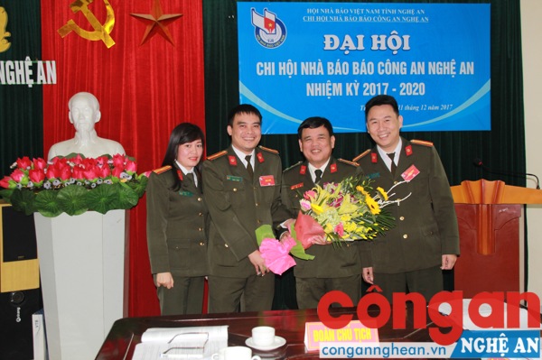 Tặng hoa cho ban chấp hành khóa cũ