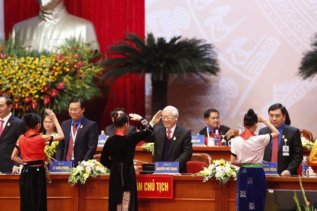 Các cháu thiếu nhi chào mừng các vị lãnh đạo Đảng, Nhà nước dự Đại hội.