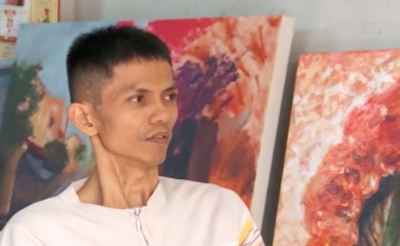 Họa sĩ vẽ tranh bằng 1 ngón tay