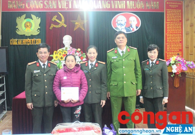 HPN Công an tỉnh tặng quà cho đồng chí Lầu Y Mái