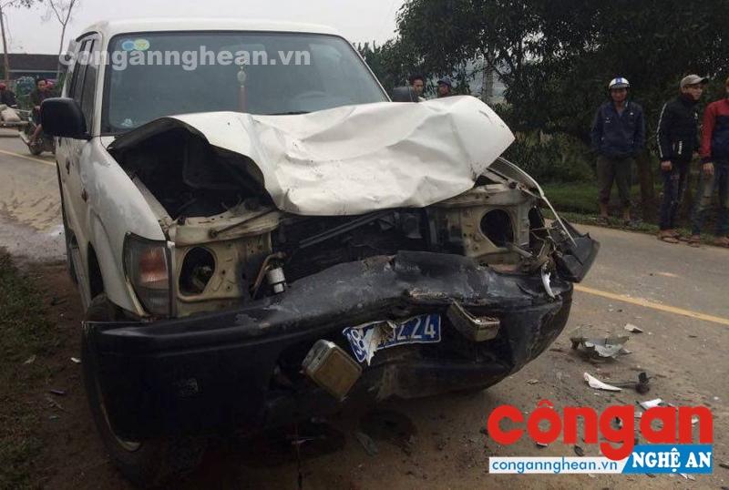 Xe ô tô bị biến dạng, hư hỏng nặng phần đầu.