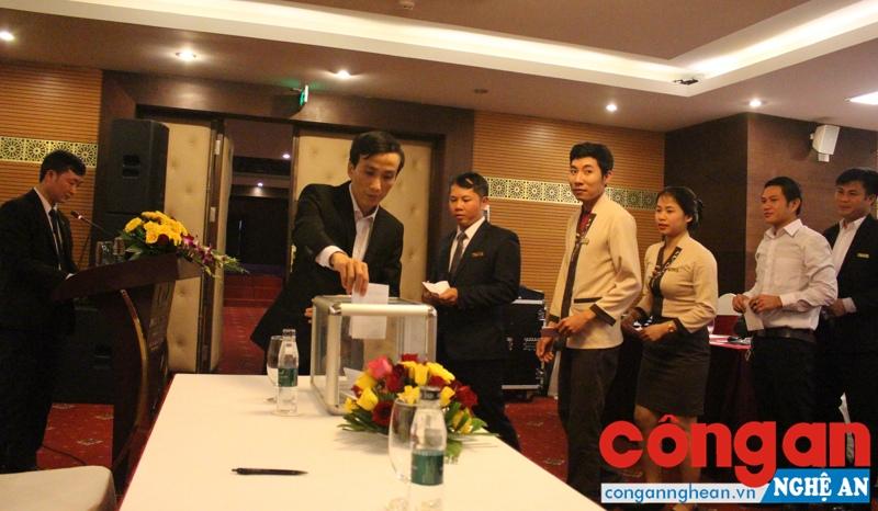 Lực lượng CAND thường xuyên lắng nghe ý kiến của người dân và các cơ quan, đơn vị trên địa bàn (Trong ảnh: Công nhân viên khách sạn Mường Thanh Sông Lam góp ý kiến xây dựng lực lượng Công an Nghệ An)