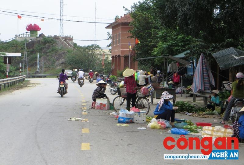 Vô tư họp chợ ngay giữa chỉ giới phân làn