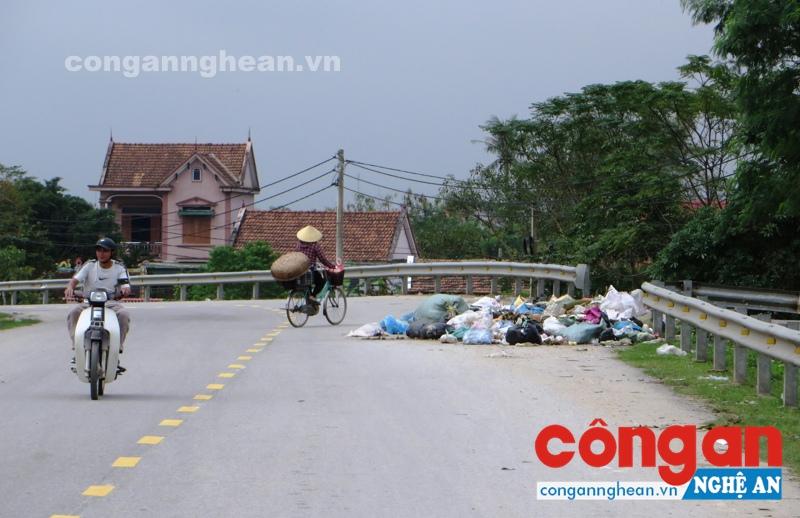  Rác thải cũng lấn ra gần chỉ giới phân làn