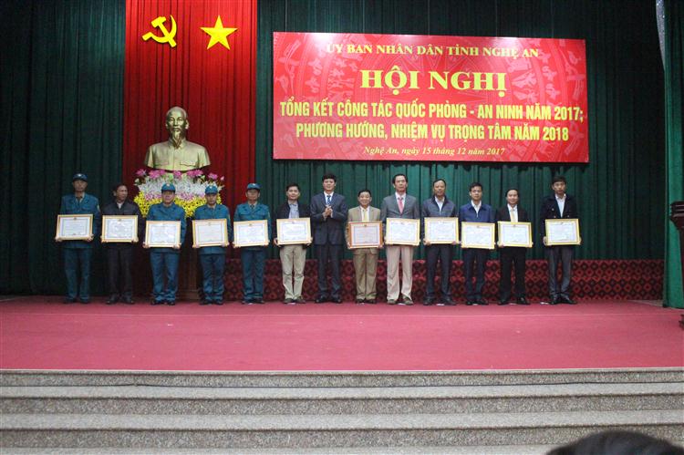 Khen thưởng cho các tập thể, cá nhân có thành tích xuất sắc trong công tác quốc phòng – an ninh năm 2016.
