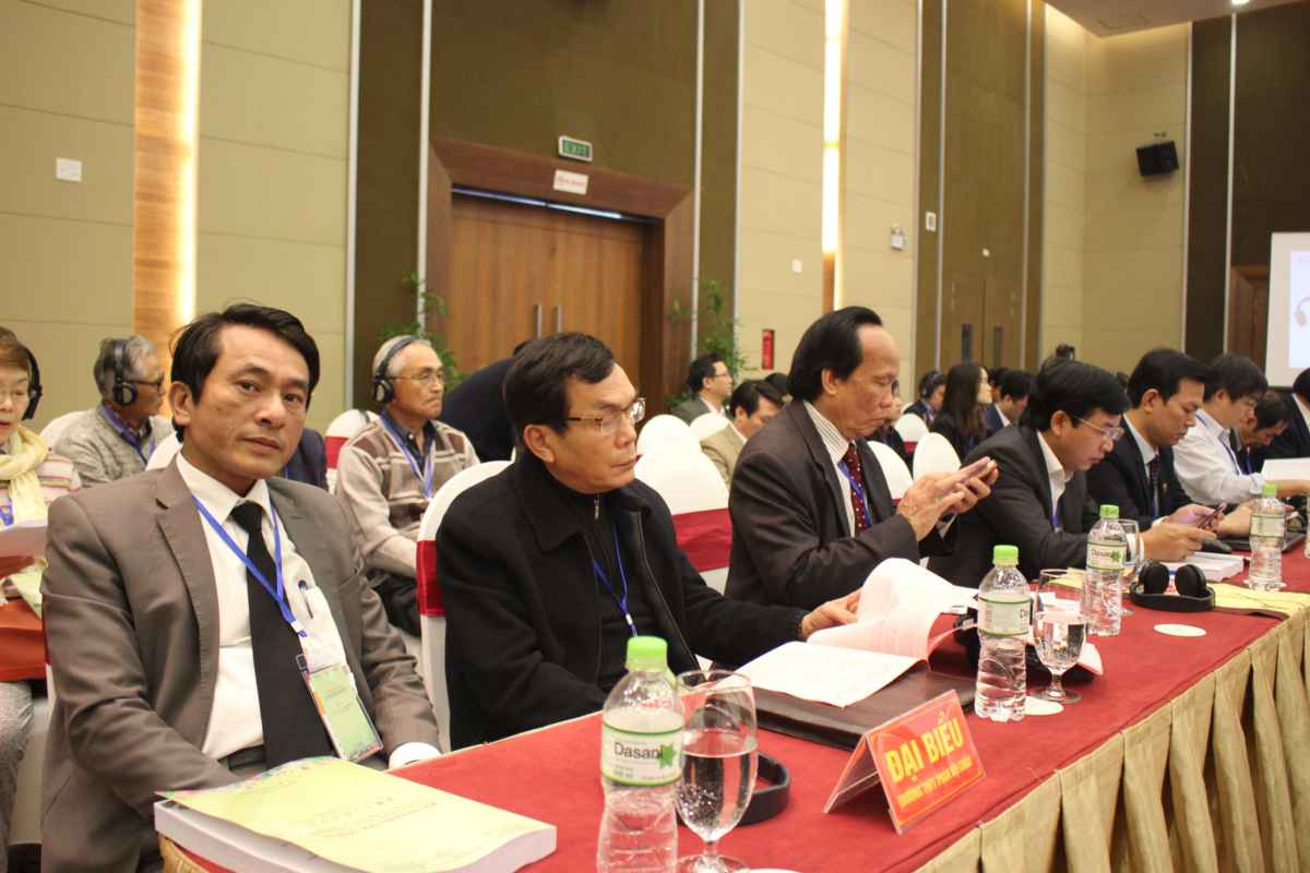 Các nhà nghiên cứu lịch sử Nghệ An tại hội thảo
