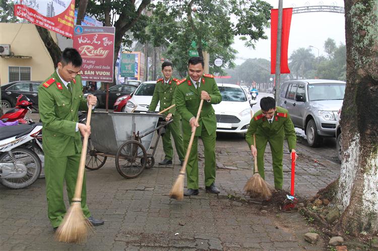 Sôi nổi ra quân tổng vệ sinh, thu gom rác thải đường phố