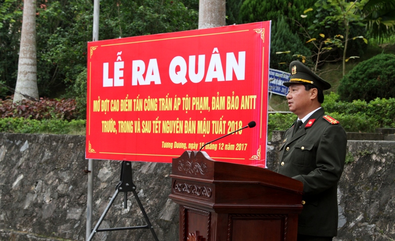 Lãnh đạo Công an huyện Tương Dương quán triệt các nội dung trọng tậm trong đợt cao điểm.