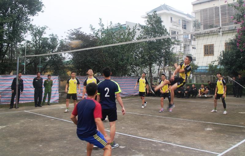 Các đội thi tham gia Hội thao bóng chuyền kỷ niệm 58 năm Ngày truyền thống của lực lượng với không khí sôi nổi