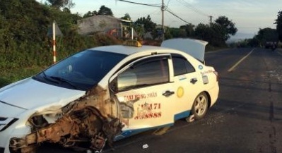 Xe taxi chở pháo nổ gây tai nạn khi bỏ chạy