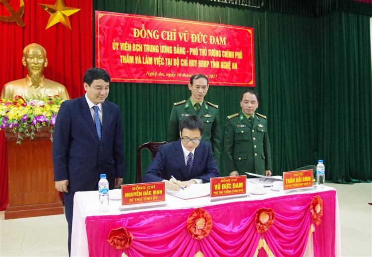 Phó thủ tướng Vũ Đức Đam lưu bút tích vào sổ Vàng truyền thống của đơn vị Trần Lê Thạch