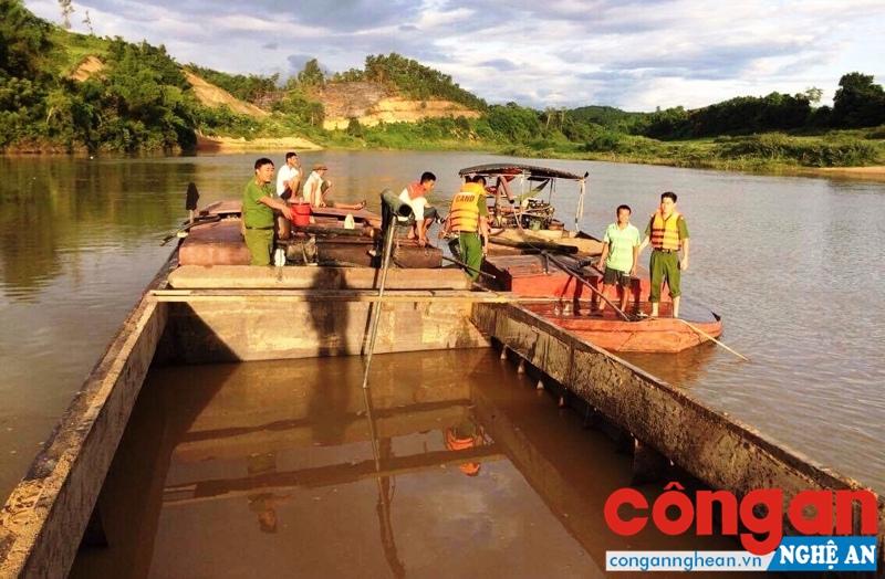 Bắt 3 thuyền khai thác cát trái phép