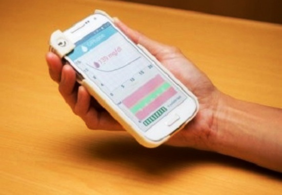 Thiết bị vỏ điện thoại thông minh giúp kiểm soát lượng đường trong máu bệnh nhân khi di chuyển