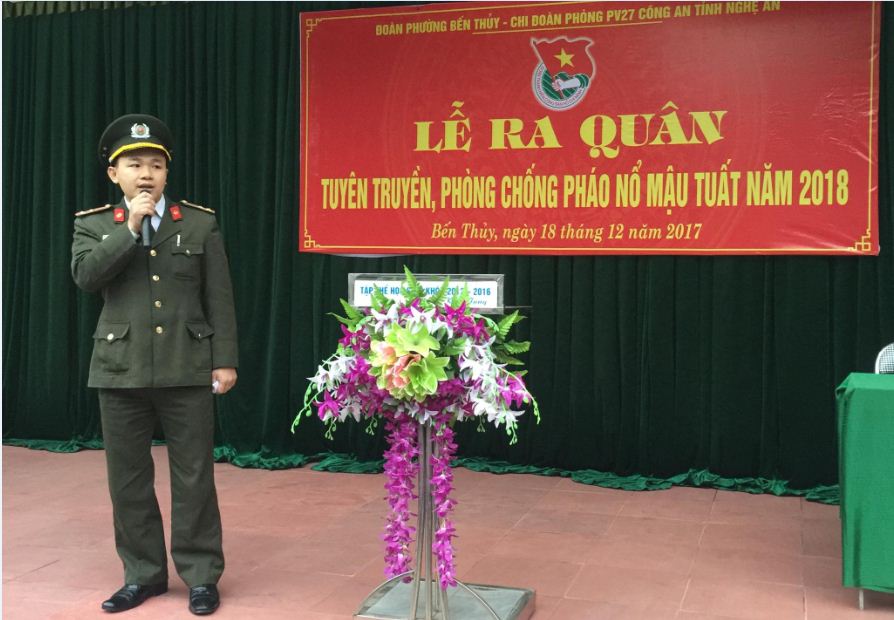 Đại diện Chi đoàn phòng Hồ sơ Công an tỉnh tuyên truyền các nghị định về phòng chống pháo nổ