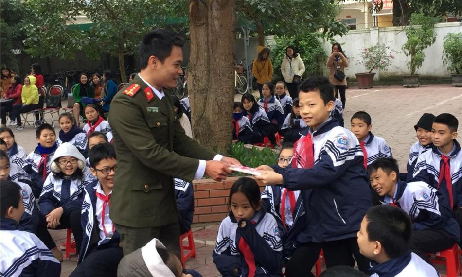Trao các phần quà cho các em tạo khí thế sôi nổi, hào hứng tại lễ ra quân