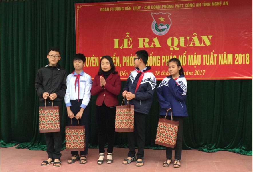 Tặng quà cho các em gia đình chính sách nhân kỷ niệm 73 năm Ngày thành lập Quân đội nhân dân Việt Nam