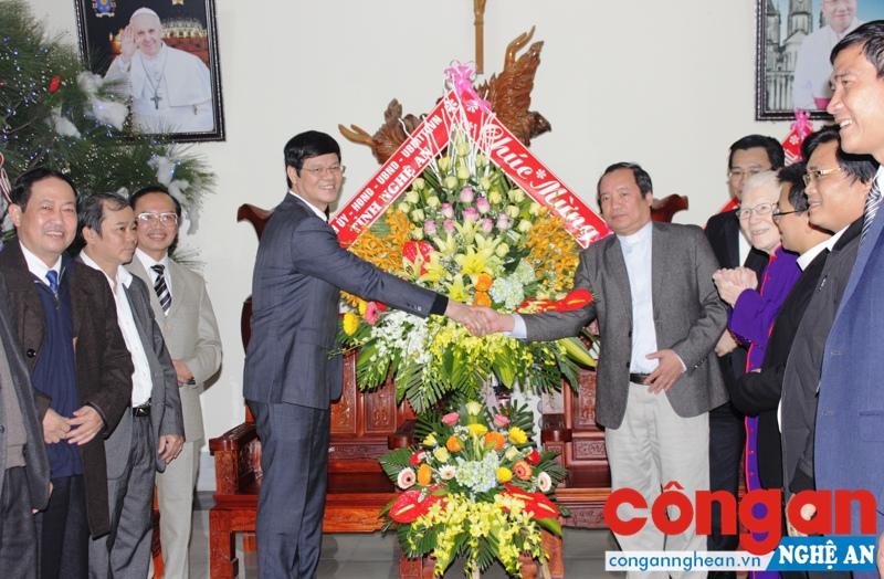 Lãnh đạo tỉnh Nghệ An chúc mừng Noel 2017