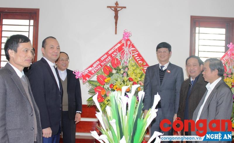 Thăm, tặng hoa tại Đại chủng viện Vinh – Thanh.