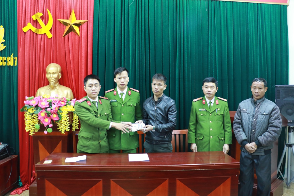 Chiến sỹ trả lại gần 20 triệu đồng cho người đánh rơi
