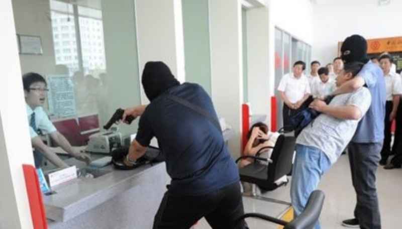Từ nợ nần đến cướp tiệm vàng, ngân hàng