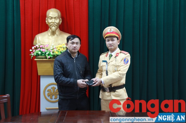 Trao trả 7,5 triệu đồng cho người đánh rơi