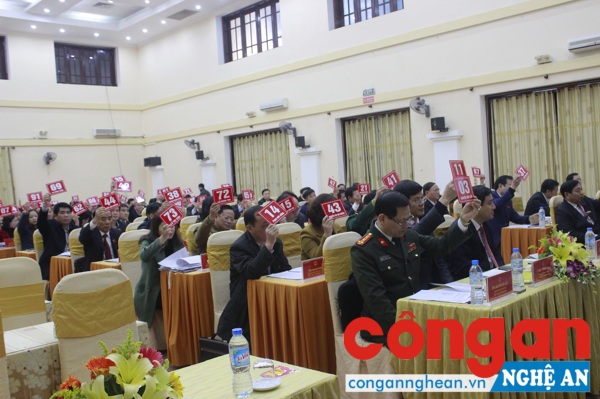 Biểu quyết, thông qua 27 Nghị quyết về kinh tế - xã hội