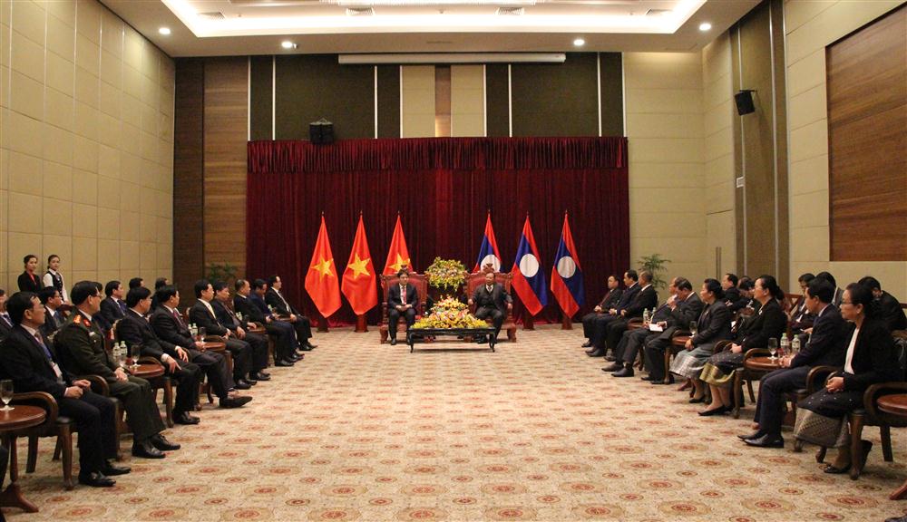Tổng bí thư, Chủ tịch nước Lào Bounnhang Vorachith và đồng chí Nguyễn Đắc Vinh - Ủy viên Trung ương Đảng, Bí thư Tỉnh ủy Nghệ An tiến hành hội đàm